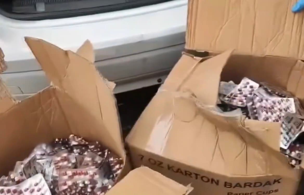 Samsun İlkadım’da oto kurtarıcıdaki araçta 28 bin uyuşturucu hap ele geçirildi - Galeri 2