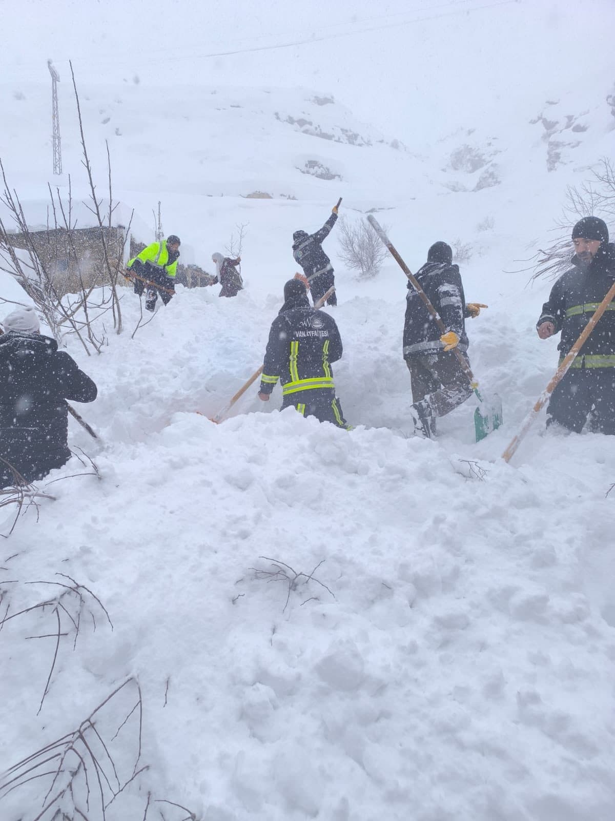 Van’ın Çatak İlçesinde Çığ Felaketi: Bir Kişi Hayatını Kaybetti - Galeri 2