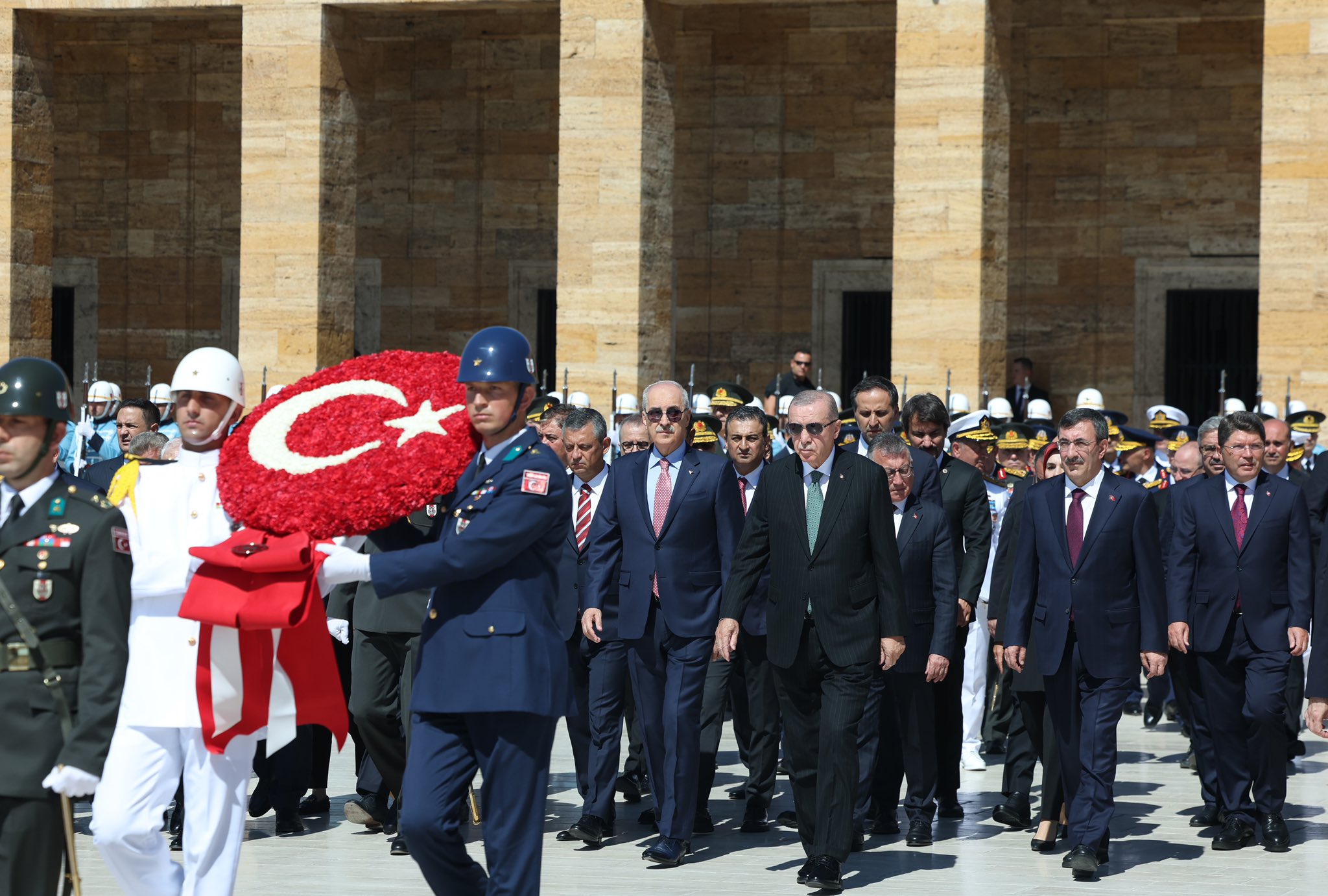 ZAFERİN 103. YILINDA DEVLETİN ZİRVESİ ATA’NIN HUZURUNDA