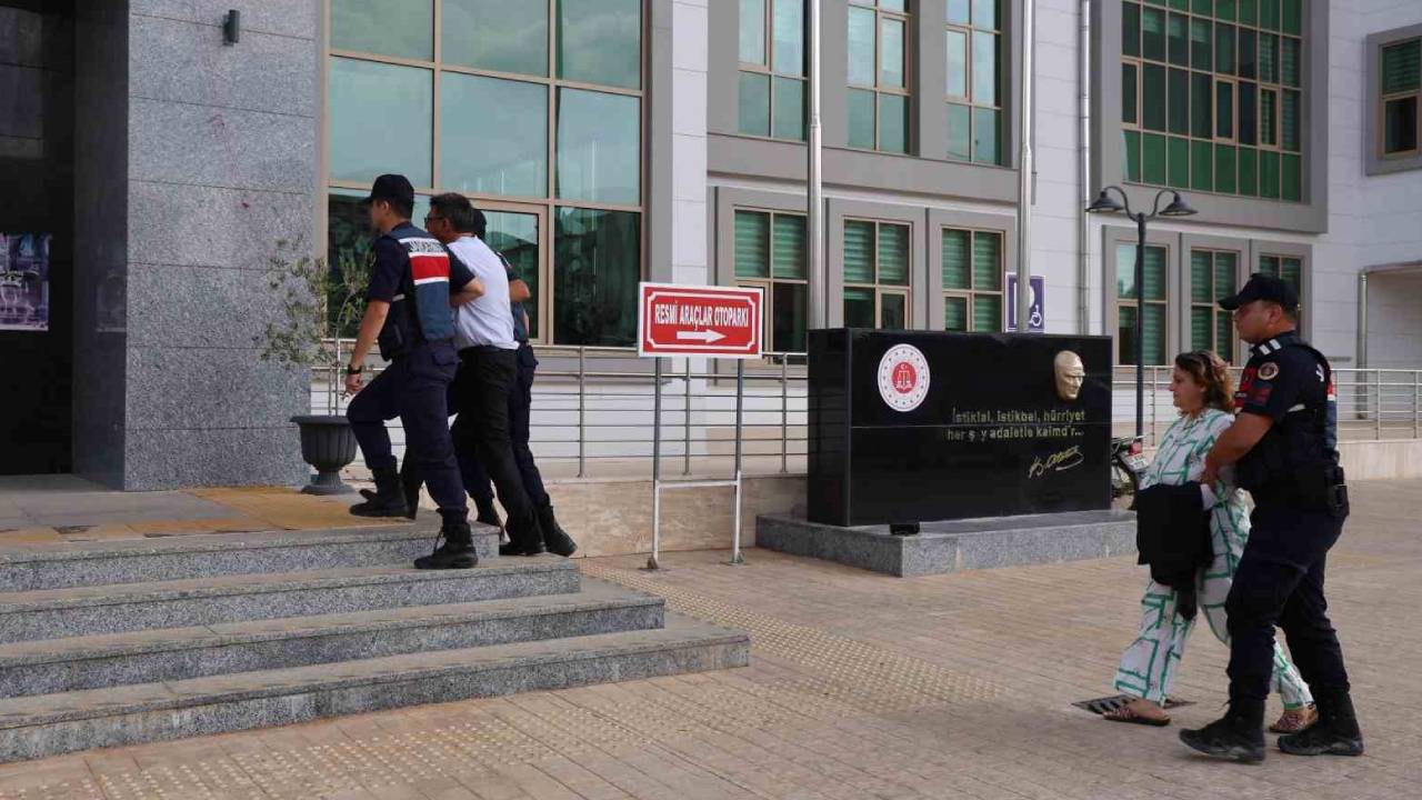 Adana’da 500 TL’lik Tartışma Cinayetle Bitti: Öğretmen Gözyaşlarıyla Adliyeye Sevk Edildi