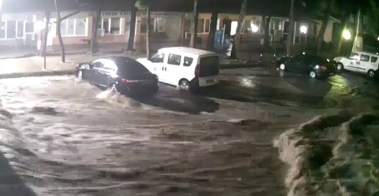 Manisa’da Yağmur Değil, Sel Yağdı: Sokaklar Göle Döndü, Hayat Durdu