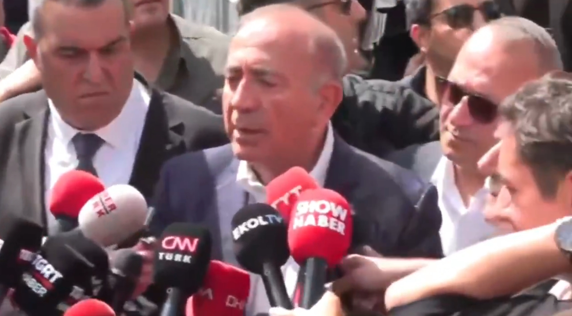 CHP İl Binası Önünde Gerginlik: Gürsel Tekin’e Su Şişesi Fırlatıldı