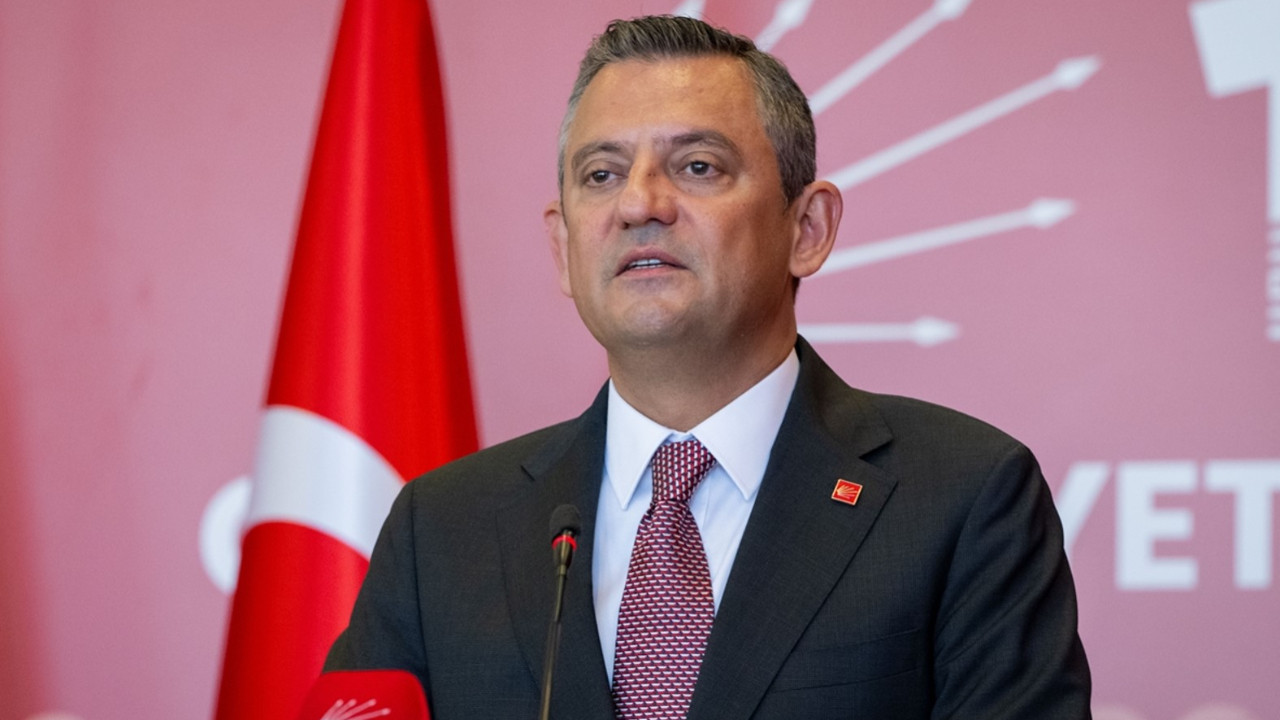 Özgür Özel, CHP Genel Başkanlığına Oybirliğiyle Yeniden Seçildi