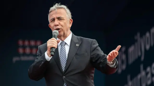 Özgür Özel’den Adaylık Mesajı: “İmamoğlu Olmazsa En Güçlü İsim Mansur Yavaş”