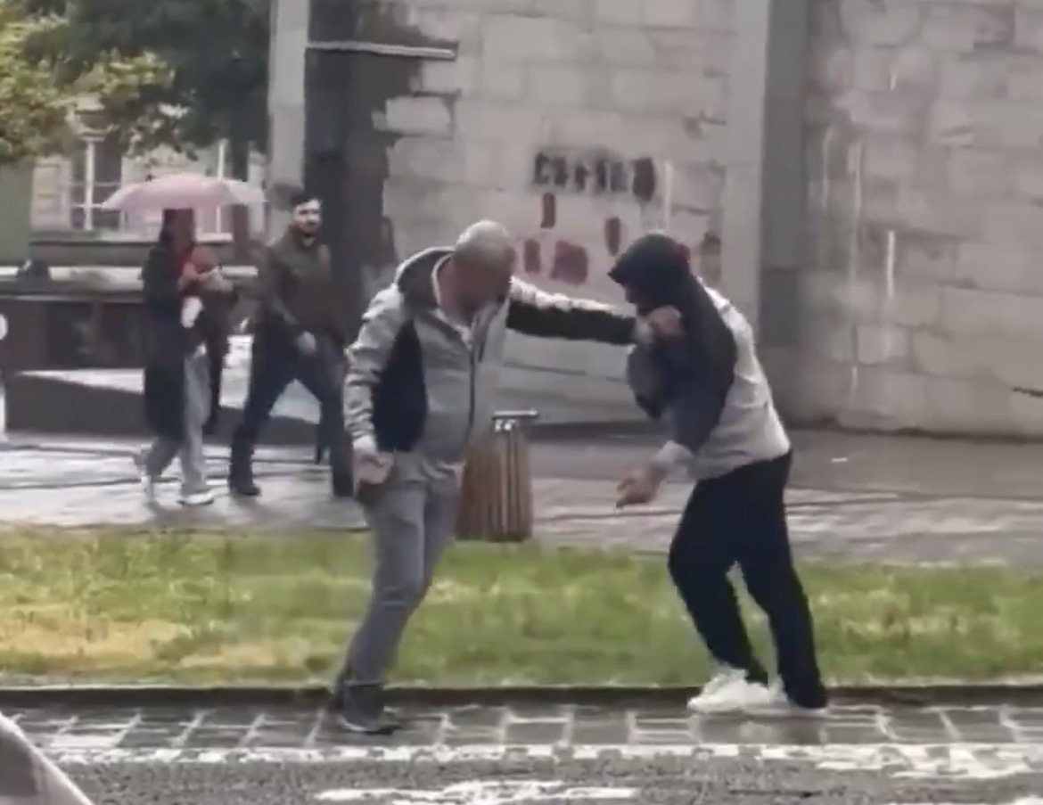 Gaziosmanpaşa’da Kaldırım Taşıyla Şiddet: Sokak Ortasında Dehşet Anları