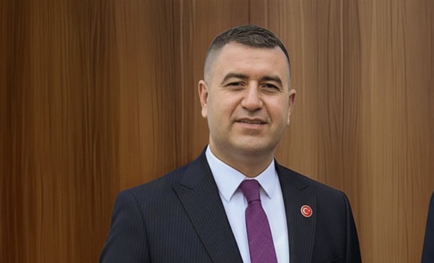 Murat Vilken’den Yusuf Tekin’e Yanıt: “Okullarda Cumhurbaşkanı Posteri Anayasal Dayanak Taşımıyor”