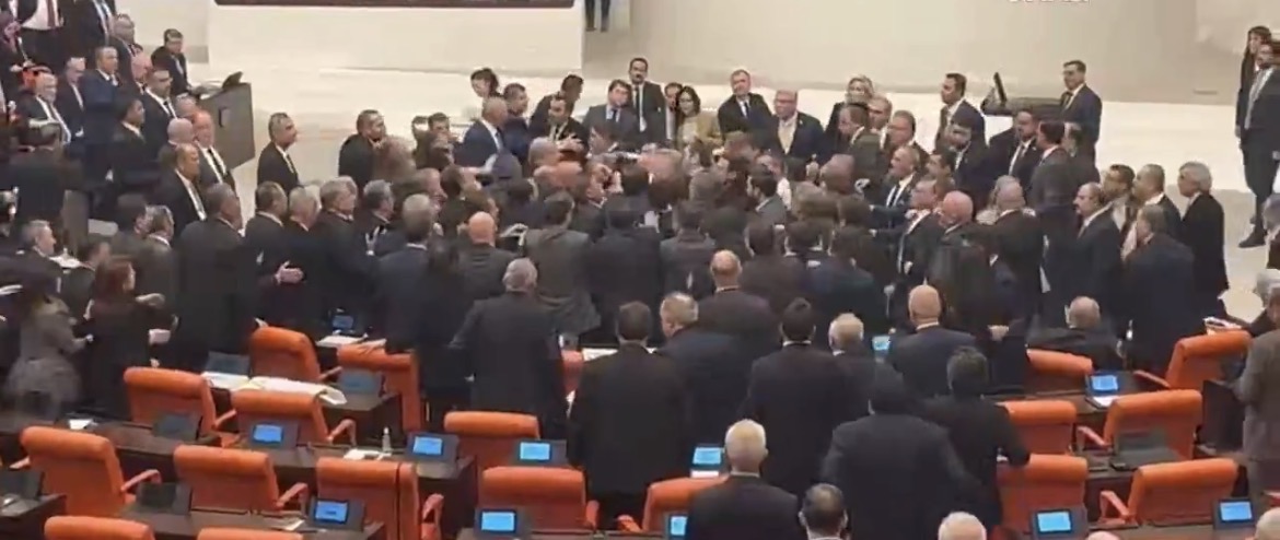 TBMM’de Bütçe Görüşmelerinde CHP–AK Parti Arasında Yumruklu Kavga