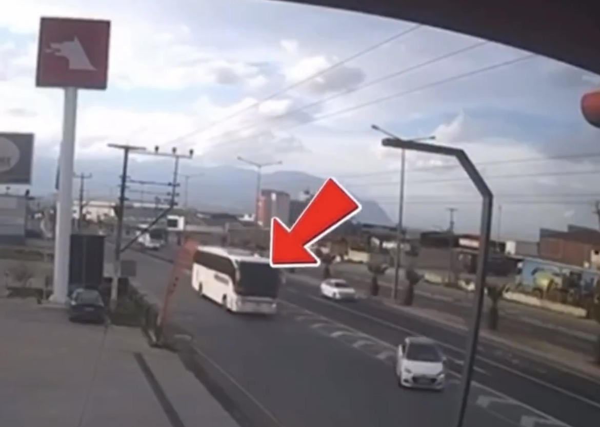 Turgutlu’da Otomobil ile Otobüs Çarpıştı: 3 Yaralı